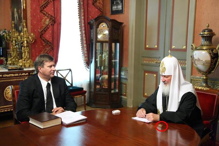Часы на руке патриарха Кирилла
